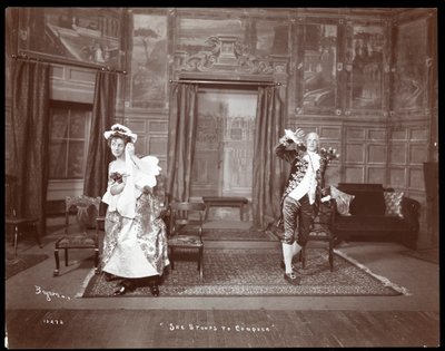 Una scena da una produzione amatoriale di She Stoops to Conquer da Byron Company